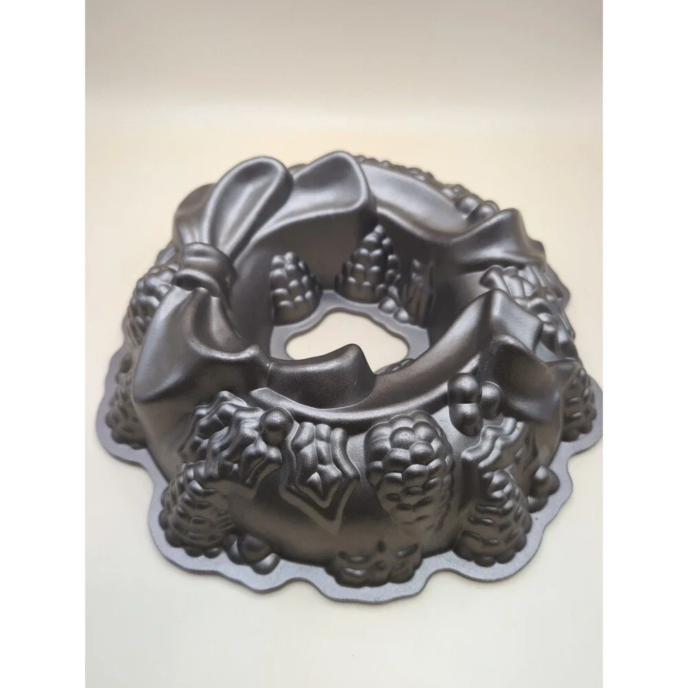 Nordic Ware Wreath Bundt Cake Pan Christmas Holiday Cast Aluminum Kitchenware